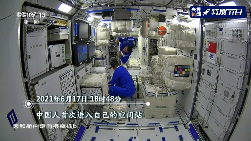 神舟十二号航天员正在进行中国空间站首次出舱活动