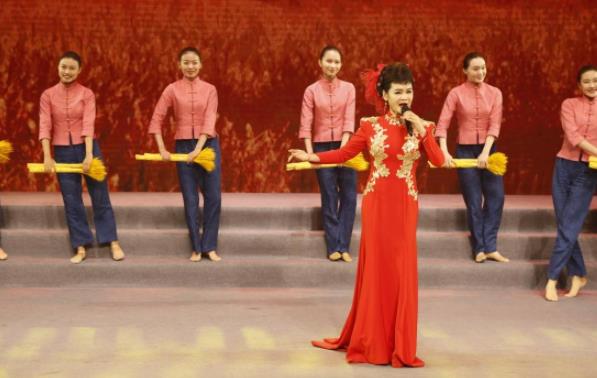 轻启鲜活，红色记忆——大型情景舞台剧《红旗颂》演出圆满成功